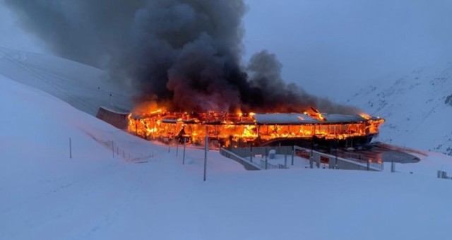 Bảo tàng xe máy cổ ở Châu Âu bốc cháy, hơn 230 chiếc xe cổ bị phá huỷ